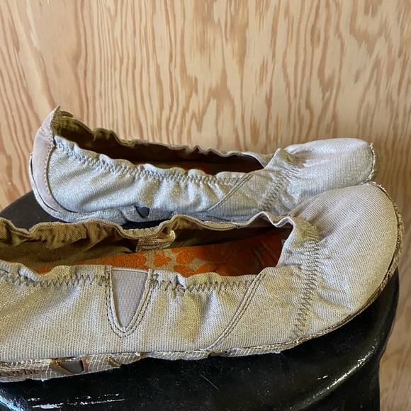 CUSHE Women's Slip ons - Picture 3 of 6